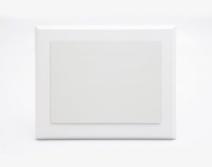 Placa de madera color blanco con placa blanca