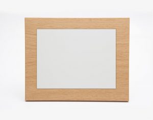 Placa de madera color roble natural con placa blanca
