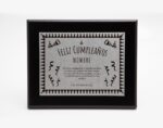 Diseño de placa conmemorativa para aniversarios y cumpleaños