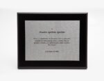 Diseño de placa conmemorativa para aniversarios y cumpleaños